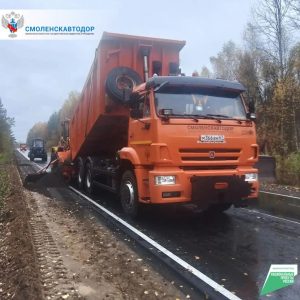 В Шумячском округе продолжается обновление трехкилометрового участка дороги